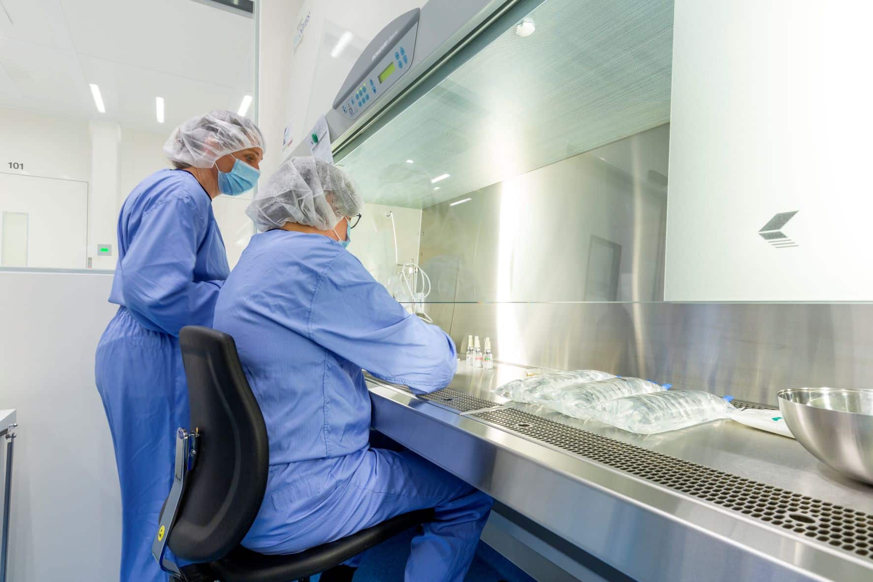 Twee mensen in een cleanroom